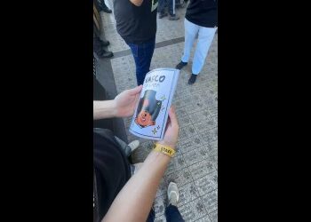 Mapa do Vasco da Gama nas mãos de torcedor com torcida ao fundo.