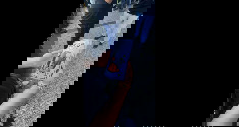 Mapa do Vasco da Gama nas mãos de torcedor com torcida ao fundo.