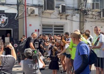 Fãs do Vasco reunidos na rua.