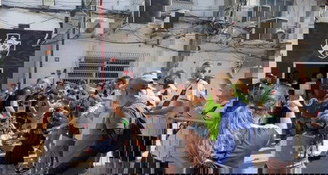 Fãs do Vasco reunidos na rua.