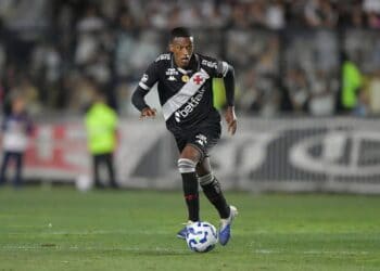 - Jogador do Vasco em ação com a bola no campo.