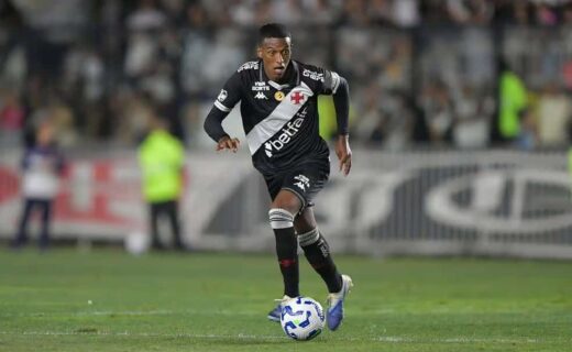 - Jogador do Vasco em ação com a bola no campo.