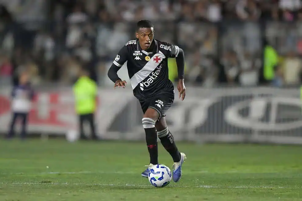 - Jogador do Vasco em ação com a bola no campo.