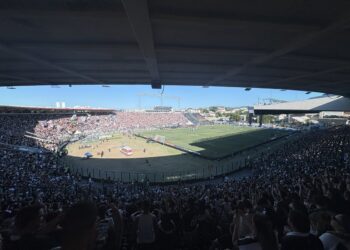 Estádio do Vasco com torcida animada em partida de futebol.