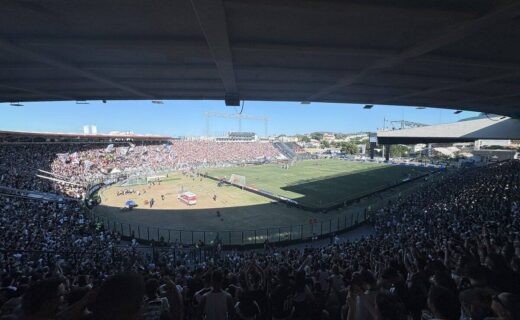 Estádio do Vasco com torcida animada em partida de futebol.