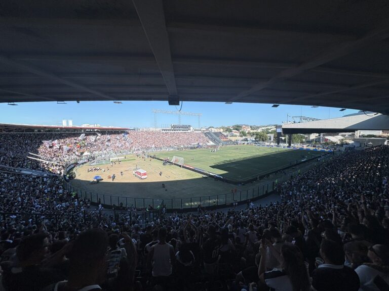 Estádio do Vasco com torcida animada em partida de futebol.