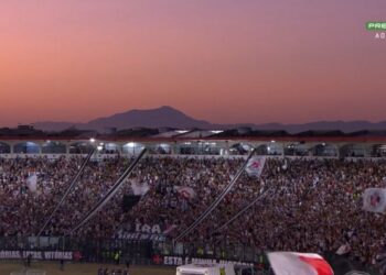 Torcida do Vasco em estádio ao entardecer.