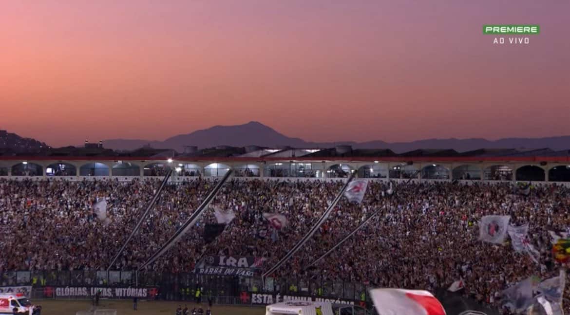 Torcida do Vasco em estádio ao entardecer.
