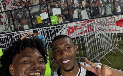Vasco da Gama comemorando vitória com torcedores no estádio.