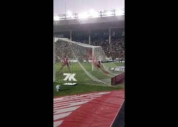 Gol do Vasco no estádio São Januário durante jogo oficial.