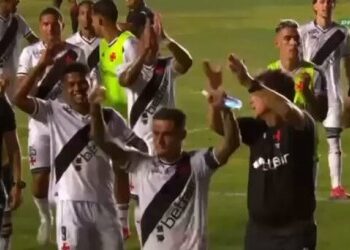 Jogadores do Vasco comemorando na partida.