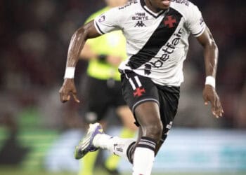 Jogador do Vasco correndo em campo.
