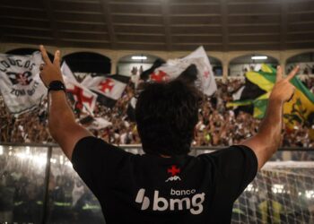 Vasco da Gama torcedor ergue os braços com bandeiras.