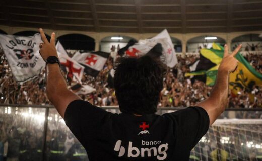 Vasco da Gama torcedor ergue os braços com bandeiras.