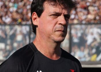 - Fachada de torcedor do Vasco com estádio cheio.