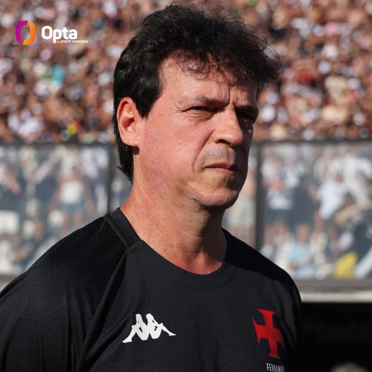 - Fachada de torcedor do Vasco com estádio cheio.