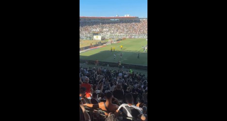 Jogadores em campo no estádio Vasco da Gama.