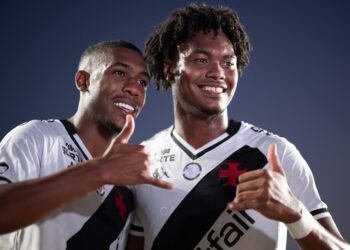 Vasco da Gama - Jogadores comemorando vitória no estádio.
