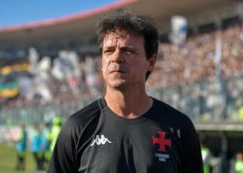 Fernando Diniz treinador do Vasco da Gama em jogo de futebol no estádio.