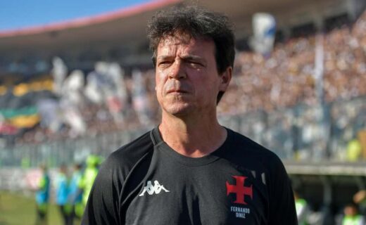 Fernando Diniz treinador do Vasco da Gama em jogo de futebol no estádio.