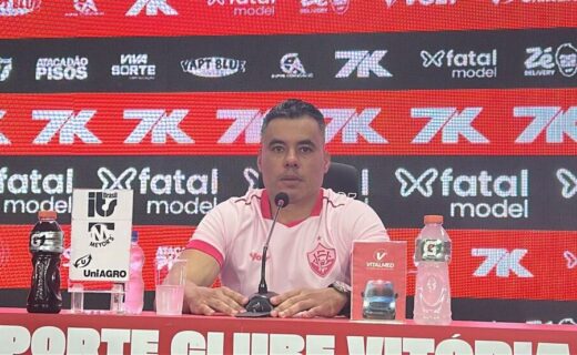 Vasco do Brasil em coletiva de imprensa, homem sentado ao lado de microfone.