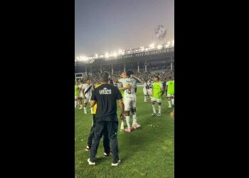 Jogadores do Vasco no campo após o jogo.