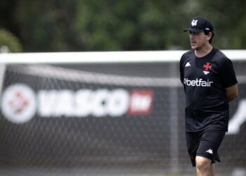 Treinador do Vasco em treino no campo.