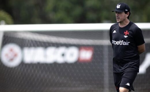 Treinador do Vasco em treino no campo.