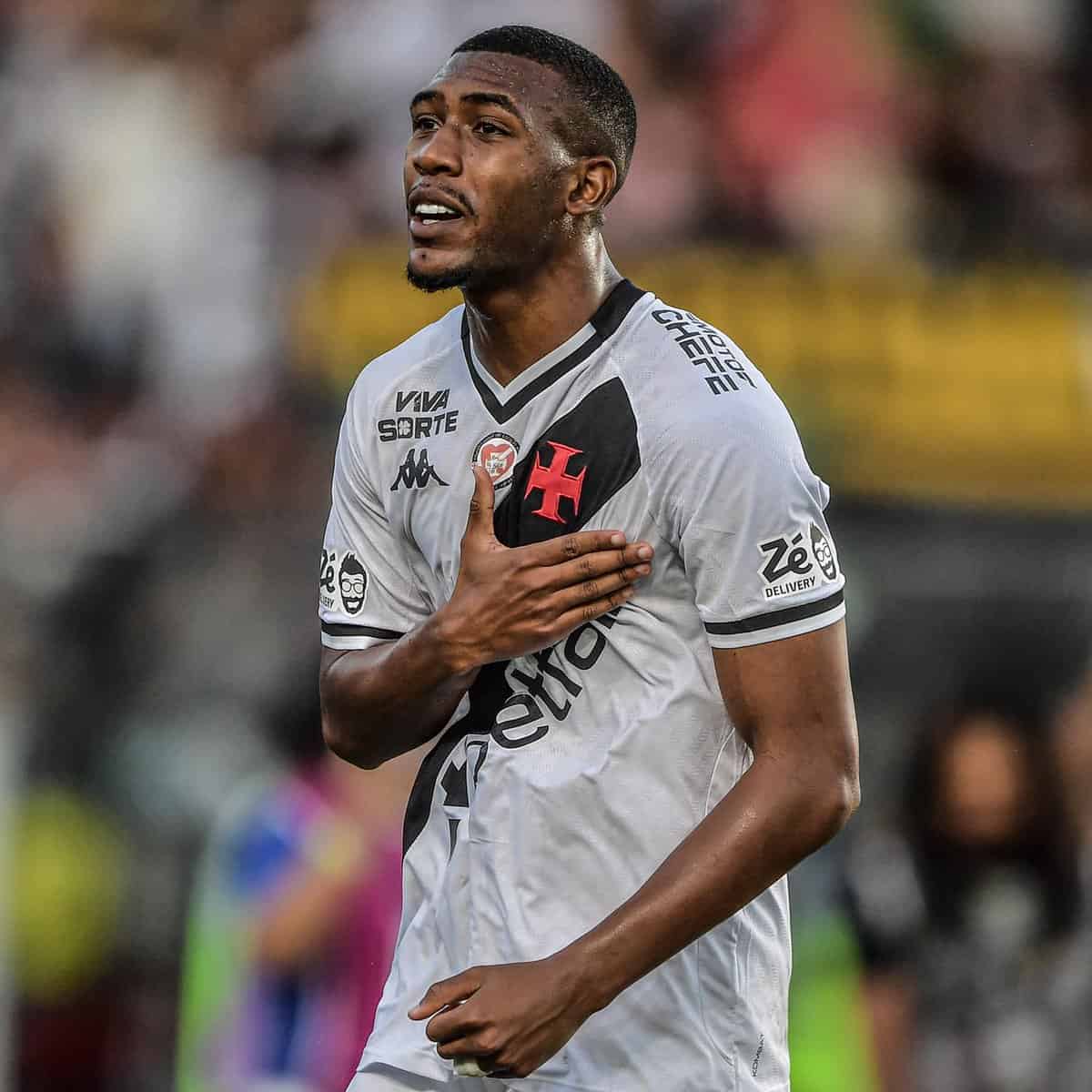 Vasco ergue a mão no peito em homenagem, durante jogo.