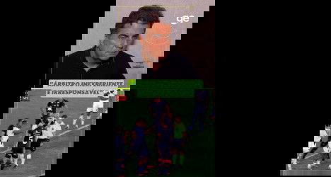 Árbitro em campo durante jogo de futebol.