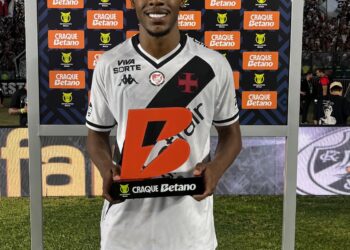 Rayan Vasco com uniforme branco e escudo do clube.