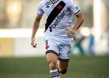 FileName: jogador-do-vasco-em-campo-com-bola.