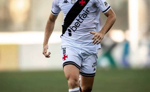 FileName: jogador-do-vasco-em-campo-com-bola.