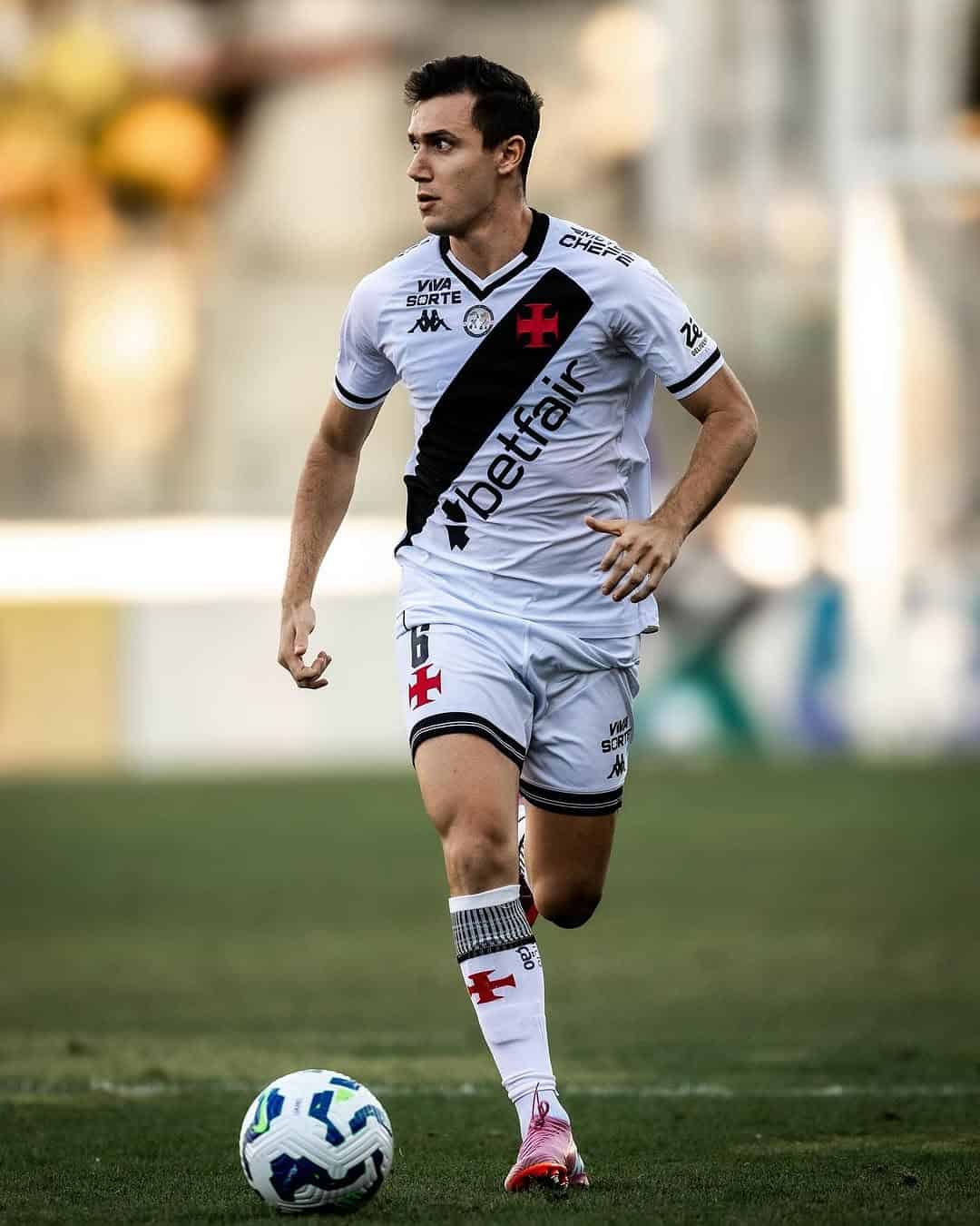 FileName: jogador-do-vasco-em-campo-com-bola.