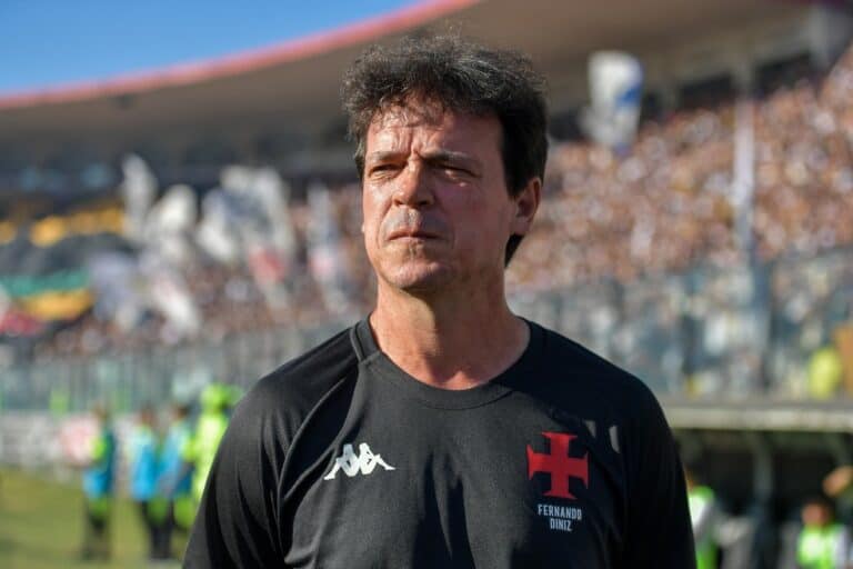 Fernando Diniz treinando no estádio Vasco da Gama.