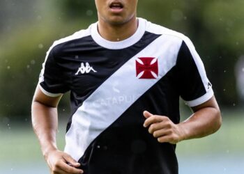 Jogador do Vasco em campo jogando futebol.