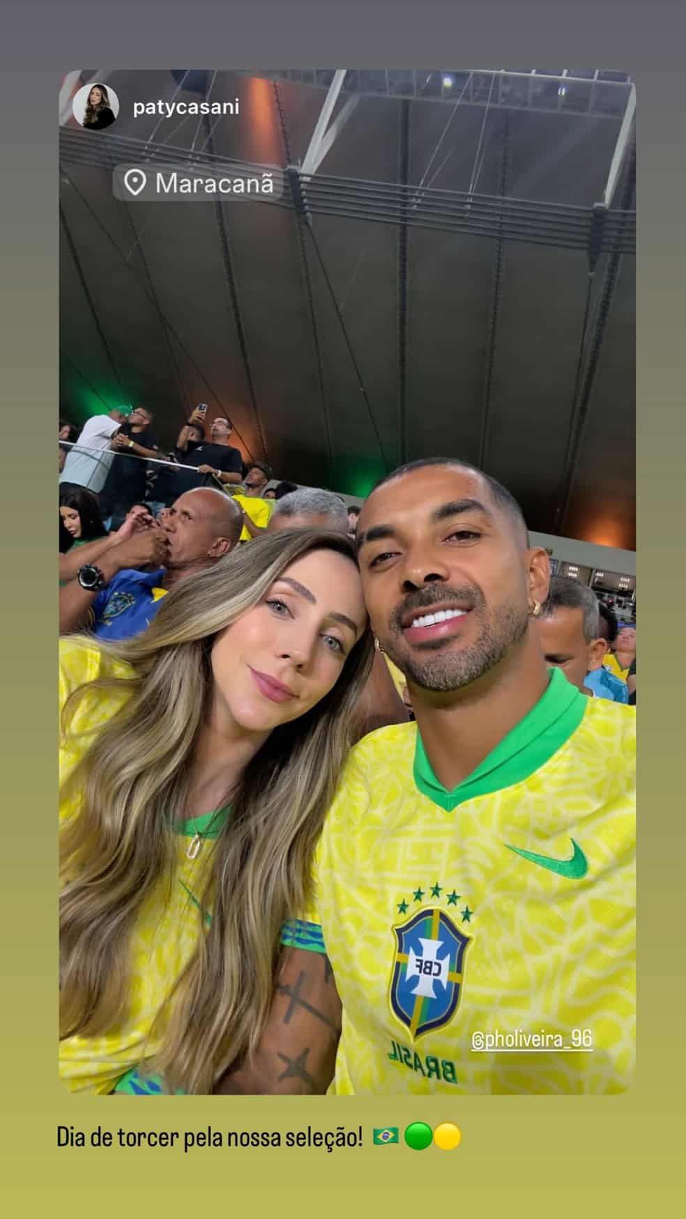 Celebridade usando camiseta do Brasil, torcendo no estádio.