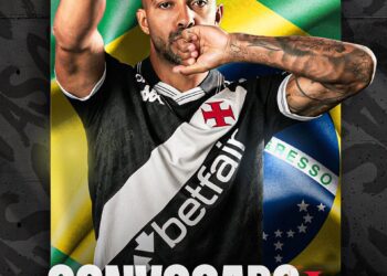 Brasileiro com uniforme do Vasco, gesto de convocação no futebol.