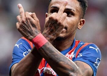 Kaykysc10 jogando futebol com camisa do Vasco da Gama.