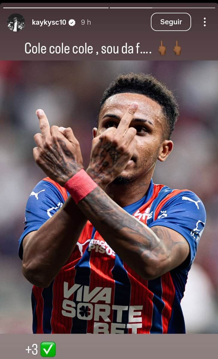 Kaykysc10 jogando futebol com camisa do Vasco da Gama.