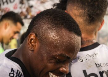 Vasco comemorando gol com sorriso radiante.
