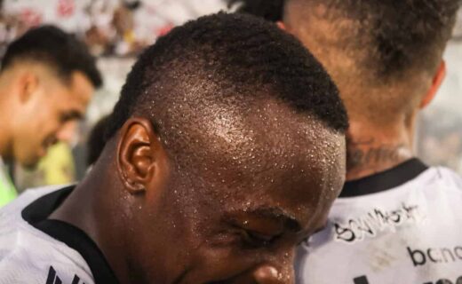 Vasco comemorando gol com sorriso radiante.