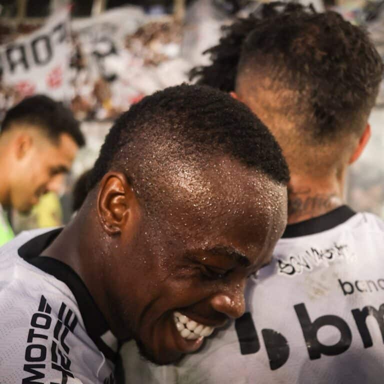 Vasco comemorando gol com sorriso radiante.