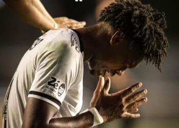 Goleiro do Vasco em oração no campo.