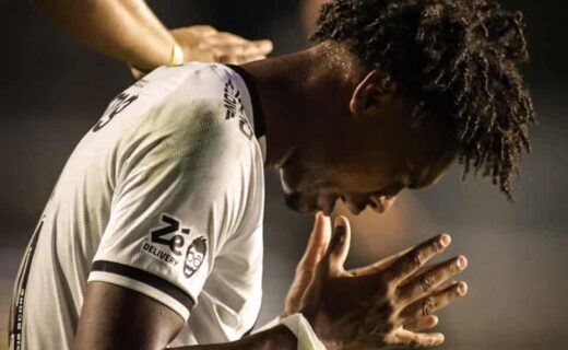 Goleiro do Vasco em oração no campo.