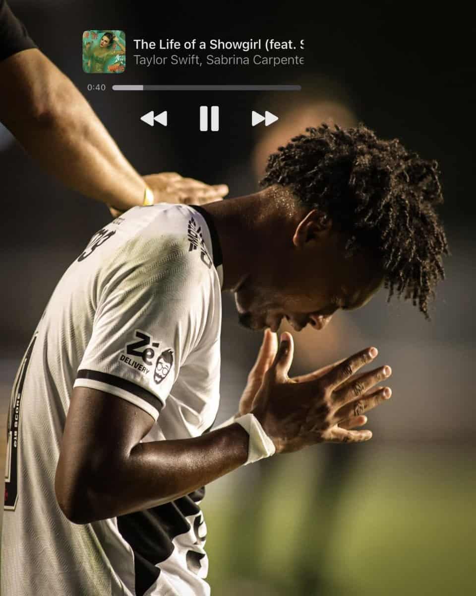 Goleiro do Vasco em oração no campo.