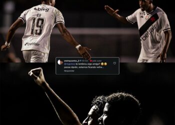 Jogadores do Vasco comemorando, com destaque para o uniforme branco com detalhes pretos.
