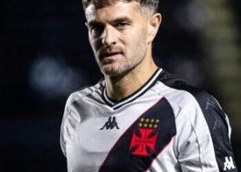 Jogador do Vasco com uniforme preto e branco.