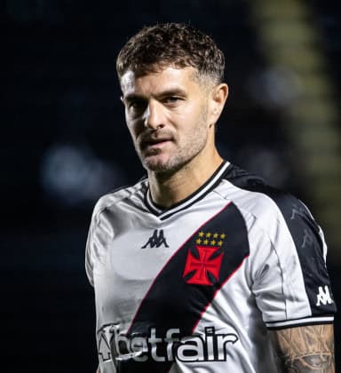 Jogador do Vasco com uniforme preto e branco.