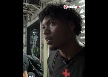 Jogador do Vasco falando com a imprensa.